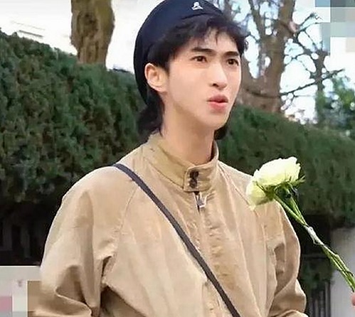 从吃瓜群众到娱乐达人：揭秘王俊凯与“抖音娱乐吃瓜酱”的双重魅力