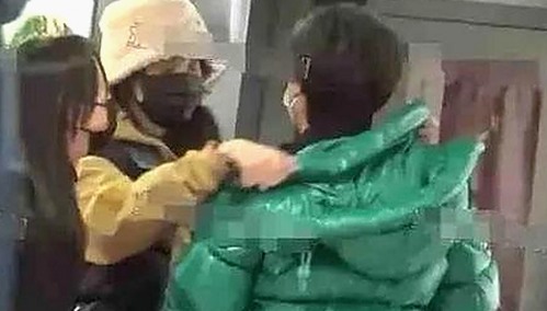 “娱乐吃瓜酱”火爆网络，表情包和故事成热议焦点