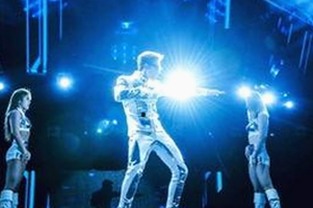 王源片场打篮球展现运动魅力，沈腾人生轨迹引关注